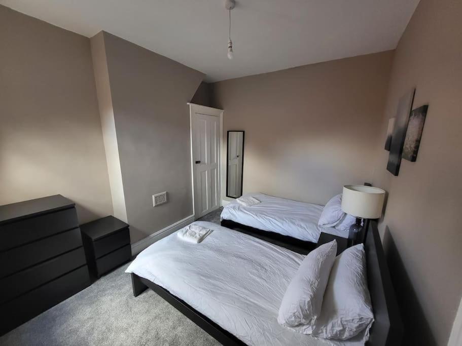 4 Bedroom House, 8 Min To City! Manchester Exterior foto