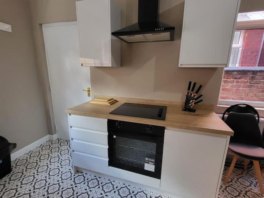 4 Bedroom House, 8 Min To City! Manchester Exterior foto
