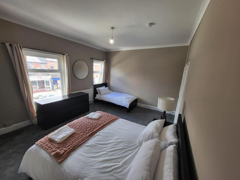 4 Bedroom House, 8 Min To City! Manchester Exterior foto